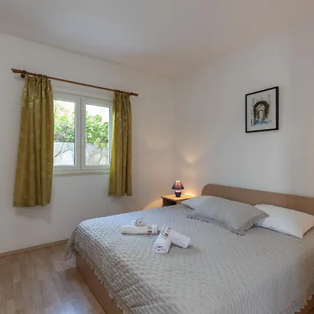 House Rasica Molunat