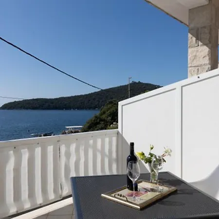 House Rasica Molunat