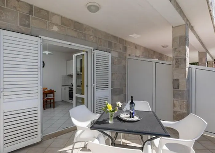 House Rasica * Molunat